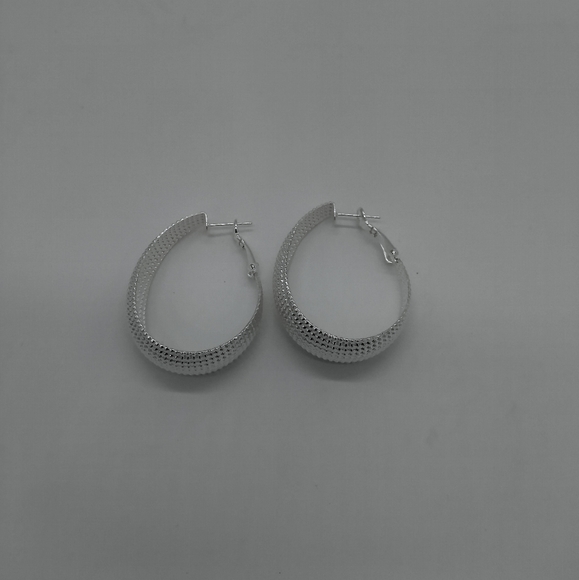 NWOT Fashion Sterling Silver Overlay Oval Hoop Earrings 1 1/2 Inch - Picture 2 of 2